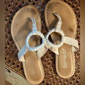Bernardo Sandals🤍🤍